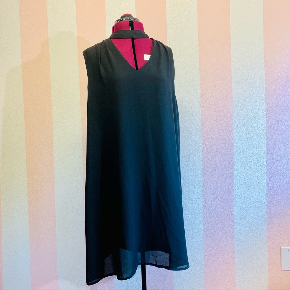 Chic black dress with neckline cutout